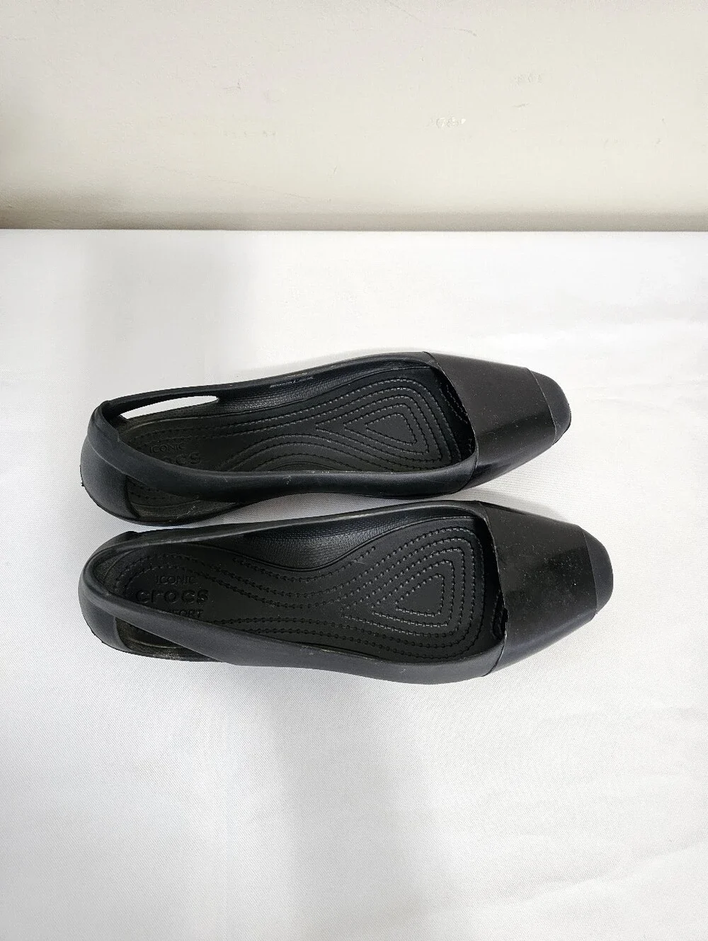CROCS Women's Black Closed-Toe Ballet Flats
